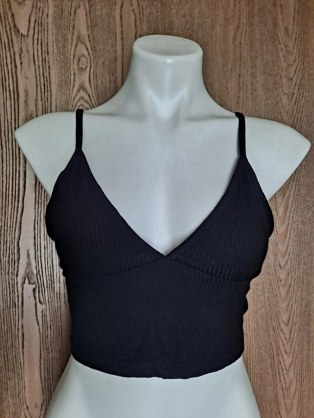 🆕️ Fashion Nova Black Ribbed V-Neck Cropped Cami